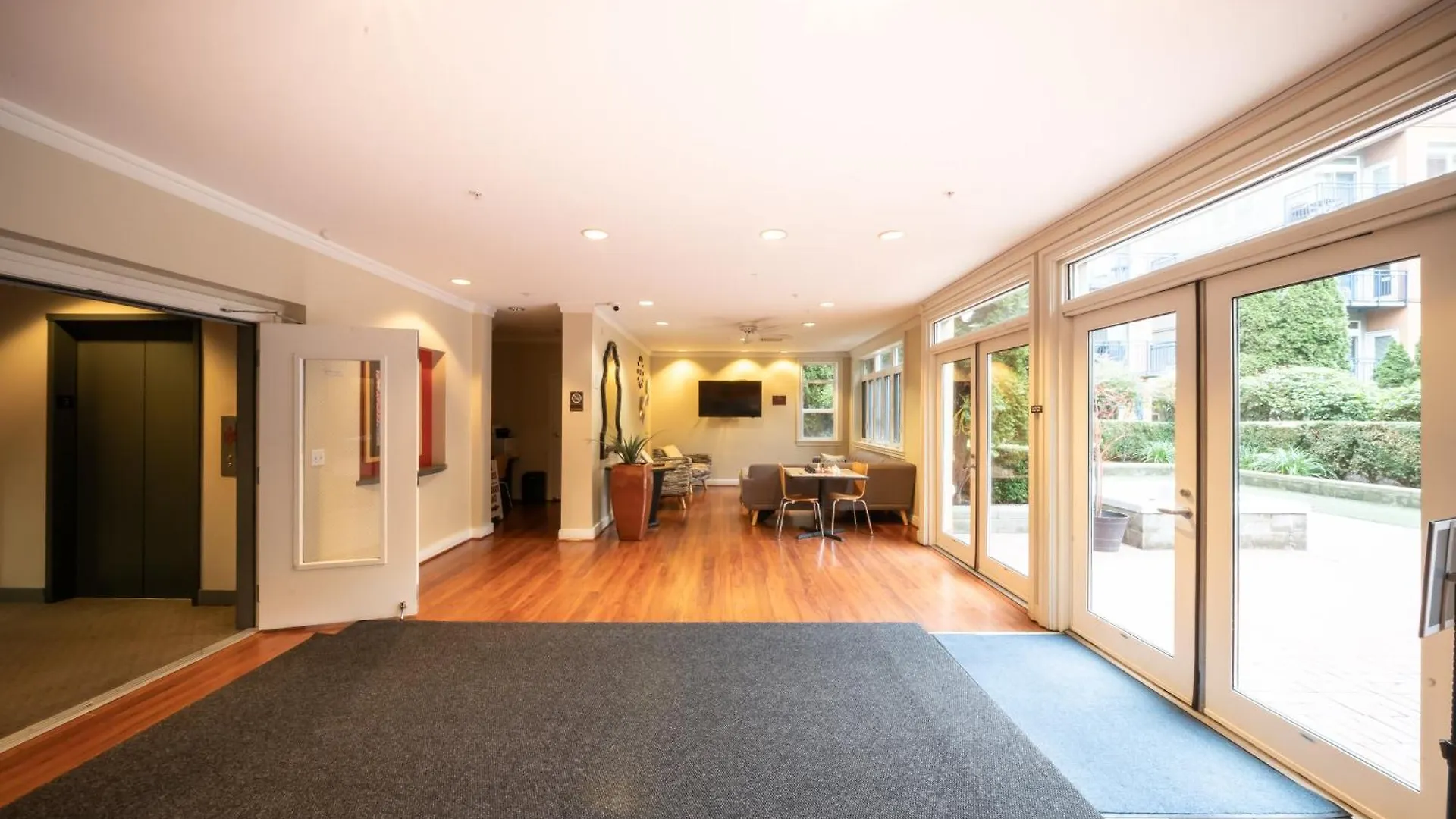 Penthouse Suite Downtown, Top Floor Seattle Apartment