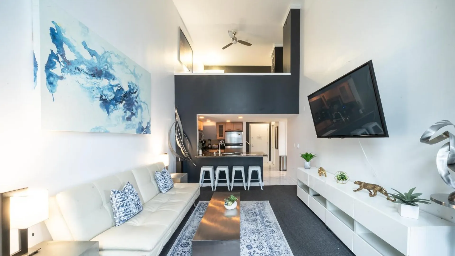 Penthouse Suite Downtown, Top Floor location